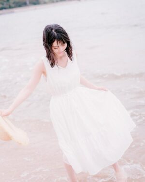 Aoi Koga Instagram - フォトブック「あおいろ。」
今日のオフショットはこちら📸

海！！です！🌊

小さい頃から海が大好きで、毎年夏になると
よく海水浴に連れて行ってもらって、
真っ黒になってました☀️🕶

あと、小学生の頃、社会学習？で、
「ジーラ」にも乗ったなあ！🐳
くじらの形？の船があるんですよ🚢
クジラのおなかで〜♪
海底探検っ♪
…わかる人にはわかるはず。笑

懐かしいなぁ。。
佐賀、九州の海は綺麗で大きくて大好きです。
上京してからも、帰省すると必ず、
家族で海に行きます😊
今年は帰省しなかったので、
来年はまた家族で行けるといいなあ。

皆さんにも佐賀の海たくさん見てほしいな。

ではでは、また明日🍀

#あおいろ。
#2月14日発売
#海に向かって叫びました 
#「こんにちはー！！！」
#なにもかえってこなかった笑
#にのうでぷるんぴえん
#七ツ釜もおすすめ