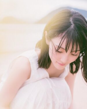 Aoi Koga Instagram - フォトブック「あおいろ。」
今日のオフショットはこちら📸

海！！です！🌊

小さい頃から海が大好きで、毎年夏になると
よく海水浴に連れて行ってもらって、
真っ黒になってました☀️🕶

あと、小学生の頃、社会学習？で、
「ジーラ」にも乗ったなあ！🐳
くじらの形？の船があるんですよ🚢
クジラのおなかで〜♪
海底探検っ♪
…わかる人にはわかるはず。笑

懐かしいなぁ。。
佐賀、九州の海は綺麗で大きくて大好きです。
上京してからも、帰省すると必ず、
家族で海に行きます😊
今年は帰省しなかったので、
来年はまた家族で行けるといいなあ。

皆さんにも佐賀の海たくさん見てほしいな。

ではでは、また明日🍀

#あおいろ。
#2月14日発売
#海に向かって叫びました 
#「こんにちはー！！！」
#なにもかえってこなかった笑
#にのうでぷるんぴえん
#七ツ釜もおすすめ