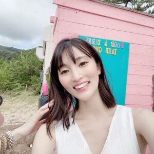Aoi Koga Instagram - フォトブック「あおいろ。」
今日のオフショットはこちら📸

海！！です！🌊

小さい頃から海が大好きで、毎年夏になると
よく海水浴に連れて行ってもらって、
真っ黒になってました☀️🕶

あと、小学生の頃、社会学習？で、
「ジーラ」にも乗ったなあ！🐳
くじらの形？の船があるんですよ🚢
クジラのおなかで〜♪
海底探検っ♪
…わかる人にはわかるはず。笑

懐かしいなぁ。。
佐賀、九州の海は綺麗で大きくて大好きです。
上京してからも、帰省すると必ず、
家族で海に行きます😊
今年は帰省しなかったので、
来年はまた家族で行けるといいなあ。

皆さんにも佐賀の海たくさん見てほしいな。

ではでは、また明日🍀

#あおいろ。
#2月14日発売
#海に向かって叫びました 
#「こんにちはー！！！」
#なにもかえってこなかった笑
#にのうでぷるんぴえん
#七ツ釜もおすすめ