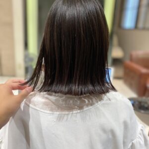 Aoi Koga Instagram - 髪を切りました！
こんなに長く伸ばしたので、
ずっとやりたかったヘアドネーションを
することにしました。
ヘアドネーションとは、
病気や事故で頭髪を失った子供たちに、
寄付された髪の毛でウィッグを作り、
無償で使って頂くことが目的の活動です。
声優さんでも身近にヘアドネーションをやっている方々がいて、
「私も次、髪を切るならやってみたいなあ」
とずっと思っていました。
初めてで緊張しましたが、
美容師さんが丁寧に説明してくださり、
最初のハサミ入れも、私に切らせてくださいました…！
とても良い思い出になりました。
ありがとうございます。
誰かの笑顔に繋がりますように…^ ^！
#ヘアドネーション 
#ヘアドネーション賛同サロン 
#さっぱりした
#髪がすぐかわく感動
#新しい私よろしくです 
#ハッシュタグ使い方あってますか？