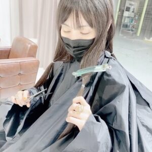 Aoi Koga Instagram - 髪を切りました！
こんなに長く伸ばしたので、
ずっとやりたかったヘアドネーションを
することにしました。
ヘアドネーションとは、
病気や事故で頭髪を失った子供たちに、
寄付された髪の毛でウィッグを作り、
無償で使って頂くことが目的の活動です。
声優さんでも身近にヘアドネーションをやっている方々がいて、
「私も次、髪を切るならやってみたいなあ」
とずっと思っていました。
初めてで緊張しましたが、
美容師さんが丁寧に説明してくださり、
最初のハサミ入れも、私に切らせてくださいました…！
とても良い思い出になりました。
ありがとうございます。
誰かの笑顔に繋がりますように…^ ^！
#ヘアドネーション 
#ヘアドネーション賛同サロン 
#さっぱりした
#髪がすぐかわく感動
#新しい私よろしくです 
#ハッシュタグ使い方あってますか？