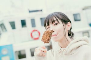 Aoi Koga Instagram - フォトブック「あおいろ。」
今回のオフショットはこちら📸

港でブラックモンブランを食べました。
アイスです！🍦

小さい頃から当たり前に食べていたので、
東京に来たばかりの時は、
九州にしかないなんて知らなかったし、恋しくて仕方なかったです🙄

トラキチくんにミルクックも大好きです❤️

この撮影日は、前日の夜から雨が降っていました。
撮影もどうなるかと思っていましたが、
カメラマンさんの晴れ男ぶりと、
前日の夜にホテルでつくった、
てるてる坊主のお陰で、
傘を使わずに済みました😇✨

ありがとうカメラマンさん！
ありがとうてるてる坊主さん！

明日も載せますので、
お付き合い頂けると嬉しいです😊

ではでは〜。

#フォトブック
#あおいろ。
#マンホールも載せとこっと。