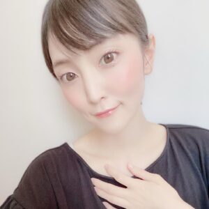 Aoi Koga Instagram - 髪を切りました！
こんなに長く伸ばしたので、
ずっとやりたかったヘアドネーションを
することにしました。
ヘアドネーションとは、
病気や事故で頭髪を失った子供たちに、
寄付された髪の毛でウィッグを作り、
無償で使って頂くことが目的の活動です。
声優さんでも身近にヘアドネーションをやっている方々がいて、
「私も次、髪を切るならやってみたいなあ」
とずっと思っていました。
初めてで緊張しましたが、
美容師さんが丁寧に説明してくださり、
最初のハサミ入れも、私に切らせてくださいました…！
とても良い思い出になりました。
ありがとうございます。
誰かの笑顔に繋がりますように…^ ^！
#ヘアドネーション 
#ヘアドネーション賛同サロン 
#さっぱりした
#髪がすぐかわく感動
#新しい私よろしくです 
#ハッシュタグ使い方あってますか？