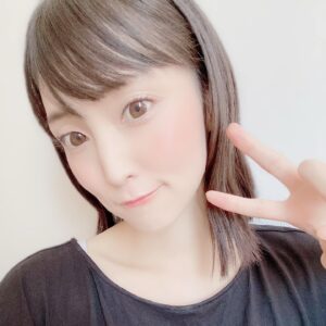 Aoi Koga Instagram - 髪を切りました！
こんなに長く伸ばしたので、
ずっとやりたかったヘアドネーションを
することにしました。
ヘアドネーションとは、
病気や事故で頭髪を失った子供たちに、
寄付された髪の毛でウィッグを作り、
無償で使って頂くことが目的の活動です。
声優さんでも身近にヘアドネーションをやっている方々がいて、
「私も次、髪を切るならやってみたいなあ」
とずっと思っていました。
初めてで緊張しましたが、
美容師さんが丁寧に説明してくださり、
最初のハサミ入れも、私に切らせてくださいました…！
とても良い思い出になりました。
ありがとうございます。
誰かの笑顔に繋がりますように…^ ^！
#ヘアドネーション 
#ヘアドネーション賛同サロン 
#さっぱりした
#髪がすぐかわく感動
#新しい私よろしくです 
#ハッシュタグ使い方あってますか？