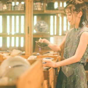 Aoi Koga Instagram - こんばんは♪
フォトブック「あおいろ。」

今回のオフショット&未公開ショットは…📸

有田焼〜🍵✨

佐賀県といえば、焼き物！
"有田焼"は全国でも有名な焼き物なんですよ☺️

ラジオなどで何度かお話したことがあるのですが
九州あるあるなのか、佐賀あるあるなのか、
学校の給食食器は陶器の器だったんです。
給食当番の時は、絶対に割らない様に慎重に慎重に運んでいたのを覚えています。笑

撮影でお邪魔したのは、
「幸楽窯 徳永陶磁器株式会社」さん✨

こちらではたくさんの有田焼の中から、
自分にぴったりのものを宝探し感覚で詰めていく、
「トレジャーハンティング」ができるんです！✨

面白いですよね！
聞いただけででわくわくしちゃいます♪

私もここに一歩足を踏み入れた瞬間に、
陶器がすごくキラキラと輝いていて
「ここは宝の山か…？！」と
あまりの迫力に圧倒されてしまいました。

冒険心もくすぐられますし、
建物の中もレトロで、オレンジの電球がまた雰囲気がありますよね。
自分だけが知ってる秘密基地みたいな感じがして…
とても私好みなところでした☺️💓

そしてね、撮影中、ずーっと遠くから見てくれている女の子たちがいて、
「珍しいのかなぁ…」と思っていたら…

私のことを知ってくれてて、
話しかけてきてくれたんです😭💓
めちゃくちゃ嬉しかったよお〜
たくさんかまってくれてありがとうねぇ。

帰りにたくさんお土産もくれました。
大切に使ってるよ〜本当にありがとう💓

地元の方にも知ってもらえているって
こんなに嬉しいんですね😊
もっともっと頑張ろう！！

また行きたいな…✨

皆さんも、自分にぴったりの焼き物、
ぜひここでトレジャーハンティングしてみてはいかがでしょうか？🤠

撮影にご協力頂き、
本当にありがとうございました！！

ではでは、また明日。
今日も一日、そして一週間お疲れ様です。

よい週末をお過ごし下さい🍀

#あおいろ。
#2月14日発売
#有田焼 
#幸楽窯 
#幸楽窯トレジャーハンティング 
#面白い形の焼き物いっぱいあったよ
#みんなの宝物は？
#あ、ここ、映えます。笑