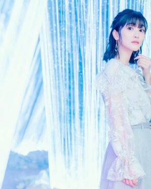 Aoi Koga Instagram - こんばんは！
フォトブック「あおいろ。」
今回のオフショット未公開ショットは…📸

チームラボ！✨

御船山楽園ホテルで、チームラボの祭典が！

一歩足を踏み入れるとまるで別世界。
光の芸術、どんどん奥に吸い込まれそうで、少し怖くなるくらい。
でも、いつまでもこの空間を感じていたくなるような…美しくて不思議な場所でした。

そしてね、このホテル、
実はずっと行きたかった場所なのです。
お庭が四季折々、本当に綺麗な景色で彩られるのですよ。
地元にいる時は中々足を運べなかったけど、
こんな素敵な機会に訪れることができるとは。。
本当にありがたい限りです。

いつか両親を連れて行くのが目標です☺️

この時の衣装も、撮影場所に合わせて
ゴージャスめに。
よりデート感を出して頂きました♡

実際に行ってみて体感して欲しいなぁ😌✨

撮影にご協力頂き、
ありがとうございました！！

ではでは。
遅くまでありがとう…！
今日も一日おつかれさまです🌙

また明日ね☺️

#あおいろ。
#2月14日発売
#御船山楽園 
#御船山楽園ホテル 
#チームラボ
#座って撮影したあと
#立ち上がるたびに
#頭ぶつけてました
#空間把握能力の欠如 
#ぎいっ