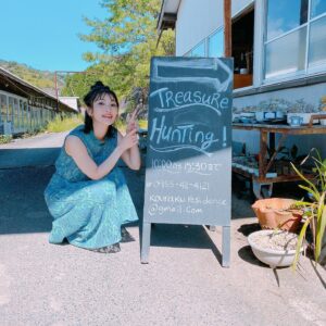 Aoi Koga Instagram - こんばんは♪
フォトブック「あおいろ。」

今回のオフショット&未公開ショットは…📸

有田焼〜🍵✨

佐賀県といえば、焼き物！
"有田焼"は全国でも有名な焼き物なんですよ☺️

ラジオなどで何度かお話したことがあるのですが
九州あるあるなのか、佐賀あるあるなのか、
学校の給食食器は陶器の器だったんです。
給食当番の時は、絶対に割らない様に慎重に慎重に運んでいたのを覚えています。笑

撮影でお邪魔したのは、
「幸楽窯 徳永陶磁器株式会社」さん✨

こちらではたくさんの有田焼の中から、
自分にぴったりのものを宝探し感覚で詰めていく、
「トレジャーハンティング」ができるんです！✨

面白いですよね！
聞いただけででわくわくしちゃいます♪

私もここに一歩足を踏み入れた瞬間に、
陶器がすごくキラキラと輝いていて
「ここは宝の山か…？！」と
あまりの迫力に圧倒されてしまいました。

冒険心もくすぐられますし、
建物の中もレトロで、オレンジの電球がまた雰囲気がありますよね。
自分だけが知ってる秘密基地みたいな感じがして…
とても私好みなところでした☺️💓

そしてね、撮影中、ずーっと遠くから見てくれている女の子たちがいて、
「珍しいのかなぁ…」と思っていたら…

私のことを知ってくれてて、
話しかけてきてくれたんです😭💓
めちゃくちゃ嬉しかったよお〜
たくさんかまってくれてありがとうねぇ。

帰りにたくさんお土産もくれました。
大切に使ってるよ〜本当にありがとう💓

地元の方にも知ってもらえているって
こんなに嬉しいんですね😊
もっともっと頑張ろう！！

また行きたいな…✨

皆さんも、自分にぴったりの焼き物、
ぜひここでトレジャーハンティングしてみてはいかがでしょうか？🤠

撮影にご協力頂き、
本当にありがとうございました！！

ではでは、また明日。
今日も一日、そして一週間お疲れ様です。

よい週末をお過ごし下さい🍀

#あおいろ。
#2月14日発売
#有田焼 
#幸楽窯 
#幸楽窯トレジャーハンティング 
#面白い形の焼き物いっぱいあったよ
#みんなの宝物は？
#あ、ここ、映えます。笑