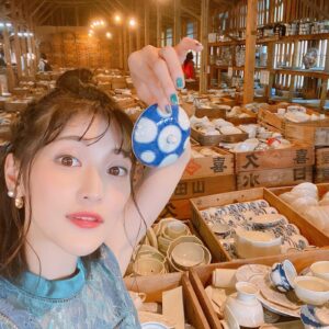Aoi Koga Instagram - こんばんは♪
フォトブック「あおいろ。」

今回のオフショット&未公開ショットは…📸

有田焼〜🍵✨

佐賀県といえば、焼き物！
"有田焼"は全国でも有名な焼き物なんですよ☺️

ラジオなどで何度かお話したことがあるのですが
九州あるあるなのか、佐賀あるあるなのか、
学校の給食食器は陶器の器だったんです。
給食当番の時は、絶対に割らない様に慎重に慎重に運んでいたのを覚えています。笑

撮影でお邪魔したのは、
「幸楽窯 徳永陶磁器株式会社」さん✨

こちらではたくさんの有田焼の中から、
自分にぴったりのものを宝探し感覚で詰めていく、
「トレジャーハンティング」ができるんです！✨

面白いですよね！
聞いただけででわくわくしちゃいます♪

私もここに一歩足を踏み入れた瞬間に、
陶器がすごくキラキラと輝いていて
「ここは宝の山か…？！」と
あまりの迫力に圧倒されてしまいました。

冒険心もくすぐられますし、
建物の中もレトロで、オレンジの電球がまた雰囲気がありますよね。
自分だけが知ってる秘密基地みたいな感じがして…
とても私好みなところでした☺️💓

そしてね、撮影中、ずーっと遠くから見てくれている女の子たちがいて、
「珍しいのかなぁ…」と思っていたら…

私のことを知ってくれてて、
話しかけてきてくれたんです😭💓
めちゃくちゃ嬉しかったよお〜
たくさんかまってくれてありがとうねぇ。

帰りにたくさんお土産もくれました。
大切に使ってるよ〜本当にありがとう💓

地元の方にも知ってもらえているって
こんなに嬉しいんですね😊
もっともっと頑張ろう！！

また行きたいな…✨

皆さんも、自分にぴったりの焼き物、
ぜひここでトレジャーハンティングしてみてはいかがでしょうか？🤠

撮影にご協力頂き、
本当にありがとうございました！！

ではでは、また明日。
今日も一日、そして一週間お疲れ様です。

よい週末をお過ごし下さい🍀

#あおいろ。
#2月14日発売
#有田焼 
#幸楽窯 
#幸楽窯トレジャーハンティング 
#面白い形の焼き物いっぱいあったよ
#みんなの宝物は？
#あ、ここ、映えます。笑