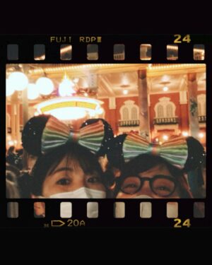 Aoi Koga Instagram - こんにちは。
先日ここちゃんとディズニー行きました。
とってもとっても楽しかったです。
また行こうね。

#東京ディズニーランド
#小原好美
#ここちゃん
#かわいいをおすそわけ
#これわたしをみてるの 
#なんと
#今年初投稿でした 
#わーい
#あけましておめでとうございます
