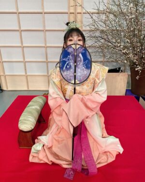 Aoi Koga Instagram - NHK FM 六本松サテライト
『イケボで妄想万葉集』オンライン公開収録ありがとうございました✨
感染対策も万全で収録させて頂きました！

素敵な衣装に素敵なセットで、
本当に1300年前にタイムスリップしたかのようでした。

改めて、万葉集についてもっともっと知りたくなる、大人になったからこそわかる深い意味…個人的にも勉強しようと思う、そんな為になる収録でした。

九星隊の皆さんも個性爆発で面白くて、パフォーマンスはバシッと決める、カッコいい方々でした！本当にありがとうございました！

2/26(金)23:00より
聴き逃し配信等ありますのでチェックしてみてください❣️

https://www.nhk.or.jp/fukuoka/6ponsate/program02/index.html

#NHK福岡
#六本松サテライト 
#九星隊 
#イケボで妄想万葉集
#万葉集
#トレーナーに帽子身につけてくれてるのわかったよ〜ありがとう
