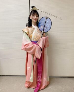 Aoi Koga Instagram - NHK FM 六本松サテライト
『イケボで妄想万葉集』オンライン公開収録ありがとうございました✨
感染対策も万全で収録させて頂きました！

素敵な衣装に素敵なセットで、
本当に1300年前にタイムスリップしたかのようでした。

改めて、万葉集についてもっともっと知りたくなる、大人になったからこそわかる深い意味…個人的にも勉強しようと思う、そんな為になる収録でした。

九星隊の皆さんも個性爆発で面白くて、パフォーマンスはバシッと決める、カッコいい方々でした！本当にありがとうございました！

2/26(金)23:00より
聴き逃し配信等ありますのでチェックしてみてください❣️

https://www.nhk.or.jp/fukuoka/6ponsate/program02/index.html

#NHK福岡
#六本松サテライト 
#九星隊 
#イケボで妄想万葉集
#万葉集
#トレーナーに帽子身につけてくれてるのわかったよ〜ありがとう