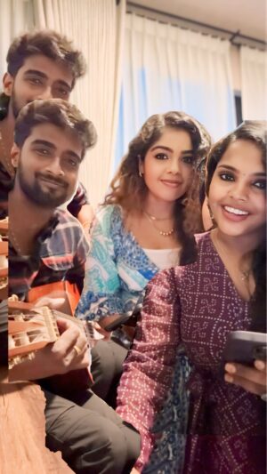 Aparna Narayanan Instagram - #EidMubarak ♥️✨🌙 Let us all pray for peace and happiness in all the lives around the world! 🙏🏽
We played a small impromptu in our upcoming @mediamasons program shoot! 😊

#venmathi #venmathivenmathiye  #minnale #Goat #classicalguitar #mediamasons #supersingerpriyajersion #supersingeraparna #supersingerseason9