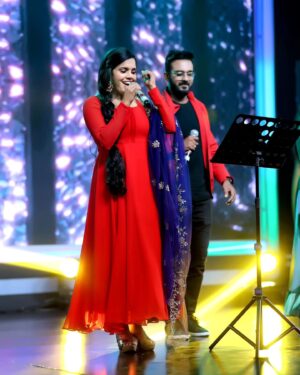 Aparna Narayanan Instagram - 🎤✨ Bringing the stage to life, one electrifying moment at a time! 🎶💃📸 These candid captures embody the pure bliss I feel when I'm performing for an incredible audience. 🙌❤️ 

Credits :
Photo - @magicmomentsphotography.in 
Costume - @_gina_couture 
Makeup & hair - @blushwithanki 
Earrings - @gina_fashionbling 

Also, it's raining red on my insta posts 😜

#performer #aparnanarayanan #stage #performance #singer #supersinger #ss9 #vijaytv #vijaytelevision #red #weekend #sunday #happy #love #musician