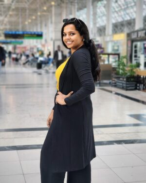 Aparna Narayanan Instagram - Got back home after a kickass show for the Indian Embassy at Abidjan, Côte d’Ivoire (West Africa) and clearly, I made good use of the airport layovers 😁 These pics are from the Adis Ababa airport, Ethiopia 🙂

P.C - @drums_bishwanth 

#singer #aparnarayanan #layover #yellow #black #musician #gig #international #travel #performer #liveperformance #happy #vijaytv #supersinger
