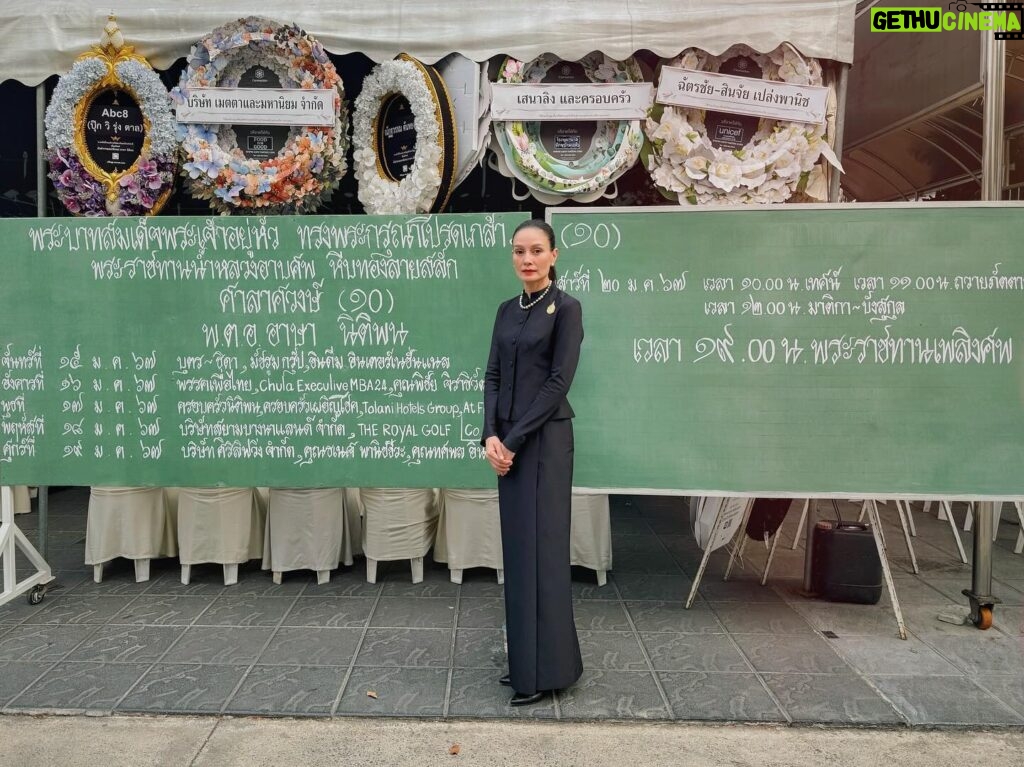 Apasiri Nitibhon Instagram - กราบขอขอบพระคุณอีกครั้งนะคะ🙏🏼 ขอบพระคุณเจ้าภาพในงานคุณพ่อทุกท่าน ขอบพระคุณทุกพวงหรีดที่ส่งมาแสดงความอาลัยคุณพ่อ ขอบพระคุณทุกความปรารถนาดีที่มีให้กัน ขอบคุณความรักของทุกคนมากๆค่ะ 🤍♥️ #rpasirifamily #งานคุณพ่อ🤍#สิ้นเดือนมกราแล้วเร็วจัง อยากจะเล่าอะไรให้อ่านเยอะแยะเลย🥰