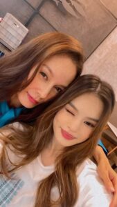 Apasiri Nitibhon Instagram - สุขสันต์วันเกิดนะคะหลานรักของอา♥️อาดูหนูเติบโตด้วยความภูมิใจมาตลอด ขอให้หนูมีความสุข แข็งแรง ปลอดภัยในทุกที่ที่ไป มีสติในการใช้ชีวิตให้ดี ประสบความสำเร็จ สมหวังในสิ่งที่ตั้งใจ มีคนรักเมตตาเอ็นดูหนูอย่างนี้เรื่อยไปนะคะ อายุ20 แล้ว ว้าว🥰เร็วจังเลย Love you naka♥️💯 #allyraum แอลลี่มาแอลแฟชั่นวีคตั้งแต่ยังไม่ถึงขวบเลย😆 จิ๋วสายแฟตัวจริง😄