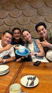 Apasiri Nitibhon Instagram - สุขสันต์วันเกิดพี่อั๋นพี่คนโตของเรา🥳 ขอให้พี่มีความสุขแข็งแรงปลอดภัยสร้างเสียงหัวเราะให้พวกเรายาวๆไป😄🥰 เราจะรักและดูแลกันอย่างดีที่สุดตลอดไปค่ะ รักพี่อั๋นมากๆนะจ้ะ♥️💯🎂 #พี่อั๋นพี่คนโตเป็นโปรจ้ะ😁 #พี่อ่ำเป็นพี่ชายๆๆๆจ้ะ😆👧🏻👨🏻 #rpasirifamily