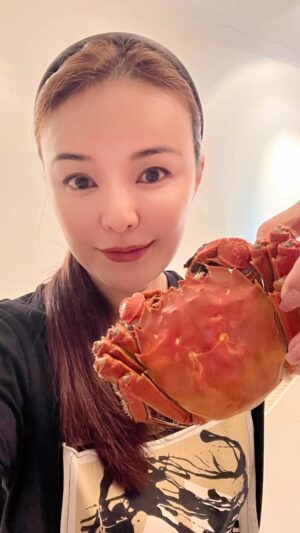 Apple Hong Instagram - The season for both female and male crab 🦀 are at the peak ! 😍 So blessed that my friend brought back from Shanghai for me🥰 My first time steam hairy crab home. Learn a new skill now 😄 在家吃可以完全不顾形象！Nice！😋😝

#hairycrab #spring #homecook #steamhairycrab #pairing #burgundy #whitewine #batardmontrachet #2002