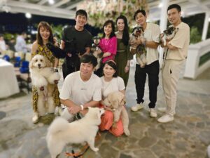 Apple Hong Instagram - We had a “Pawfect” time! We’re a bunch of happy Pawsrent 🐾 Such a great evening with cuteness overloaded by all the fur kids 🐶🦮🐕‍🦺🐩🐕 Happy 10th anniversary @springveterinarycare @pawlyclinic Congratulations on 10 years of excellence dear Dr. Rachel and team 🥳🥂