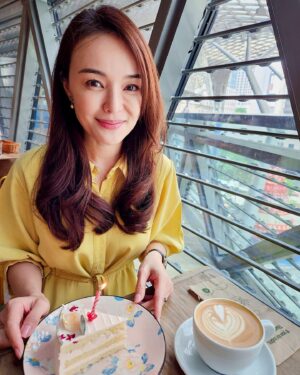 Apple Hong Instagram - 2000年认识至今，见证彼此的成长故事，祝我们友谊长长久久，永远是彼此的加油站⛽️🙆🏻‍♀️❤️爱你呦！@prisceliachan 😘