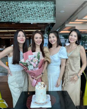 Apple Hong Instagram - 除了谢谢还是谢谢🥰🙆🏻‍♀️🙏❤️😘真的很感动 @chenxiuhuan 拍戏这么忙，自己也是10月宝宝也很多聚会，却抽空安排我的生日聚会，还花心思定制了这个漂亮又有意义的生日蛋糕和准备粉色的花束💐🎂😍也谢谢 @phyllis_quek @tracyleemeileng 我们几个女人聊一下午都聊不完😄  当然，必须提的是我们的默契😍 大家都穿了Khaki & White ，完全完美融合生日蛋糕主题🤩一切完美，只因为有妳们！😘😘😘

P/S：谢谢 @jpetite.patisserie 🙏听 @chenxiuhuan 说你们是赶工接单把这个生日蛋糕做出来的！谢谢你们的用心❤️我好喜欢这个蛋糕设计！😍👍