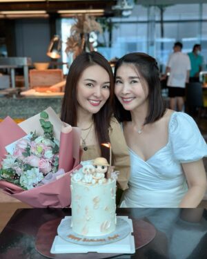 Apple Hong Instagram - 除了谢谢还是谢谢🥰🙆🏻‍♀️🙏❤️😘真的很感动 @chenxiuhuan 拍戏这么忙，自己也是10月宝宝也很多聚会，却抽空安排我的生日聚会，还花心思定制了这个漂亮又有意义的生日蛋糕和准备粉色的花束💐🎂😍也谢谢 @phyllis_quek @tracyleemeileng 我们几个女人聊一下午都聊不完😄  当然，必须提的是我们的默契😍 大家都穿了Khaki & White ，完全完美融合生日蛋糕主题🤩一切完美，只因为有妳们！😘😘😘

P/S：谢谢 @jpetite.patisserie 🙏听 @chenxiuhuan 说你们是赶工接单把这个生日蛋糕做出来的！谢谢你们的用心❤️我好喜欢这个蛋糕设计！😍👍
