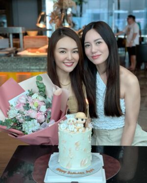Apple Hong Instagram - 除了谢谢还是谢谢🥰🙆🏻‍♀️🙏❤️😘真的很感动 @chenxiuhuan 拍戏这么忙，自己也是10月宝宝也很多聚会，却抽空安排我的生日聚会，还花心思定制了这个漂亮又有意义的生日蛋糕和准备粉色的花束💐🎂😍也谢谢 @phyllis_quek @tracyleemeileng 我们几个女人聊一下午都聊不完😄  当然，必须提的是我们的默契😍 大家都穿了Khaki & White ，完全完美融合生日蛋糕主题🤩一切完美，只因为有妳们！😘😘😘

P/S：谢谢 @jpetite.patisserie 🙏听 @chenxiuhuan 说你们是赶工接单把这个生日蛋糕做出来的！谢谢你们的用心❤️我好喜欢这个蛋糕设计！😍👍