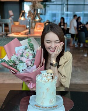 Apple Hong Instagram - 除了谢谢还是谢谢🥰🙆🏻‍♀️🙏❤️😘真的很感动 @chenxiuhuan 拍戏这么忙，自己也是10月宝宝也很多聚会，却抽空安排我的生日聚会，还花心思定制了这个漂亮又有意义的生日蛋糕和准备粉色的花束💐🎂😍也谢谢 @phyllis_quek @tracyleemeileng 我们几个女人聊一下午都聊不完😄  当然，必须提的是我们的默契😍 大家都穿了Khaki & White ，完全完美融合生日蛋糕主题🤩一切完美，只因为有妳们！😘😘😘

P/S：谢谢 @jpetite.patisserie 🙏听 @chenxiuhuan 说你们是赶工接单把这个生日蛋糕做出来的！谢谢你们的用心❤️我好喜欢这个蛋糕设计！😍👍