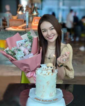 Apple Hong Instagram - 除了谢谢还是谢谢🥰🙆🏻‍♀️🙏❤️😘真的很感动 @chenxiuhuan 拍戏这么忙，自己也是10月宝宝也很多聚会，却抽空安排我的生日聚会，还花心思定制了这个漂亮又有意义的生日蛋糕和准备粉色的花束💐🎂😍也谢谢 @phyllis_quek @tracyleemeileng 我们几个女人聊一下午都聊不完😄  当然，必须提的是我们的默契😍 大家都穿了Khaki & White ，完全完美融合生日蛋糕主题🤩一切完美，只因为有妳们！😘😘😘

P/S：谢谢 @jpetite.patisserie 🙏听 @chenxiuhuan 说你们是赶工接单把这个生日蛋糕做出来的！谢谢你们的用心❤️我好喜欢这个蛋糕设计！😍👍