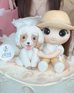 Apple Hong Instagram - 除了谢谢还是谢谢🥰🙆🏻‍♀️🙏❤️😘真的很感动 @chenxiuhuan 拍戏这么忙，自己也是10月宝宝也很多聚会，却抽空安排我的生日聚会，还花心思定制了这个漂亮又有意义的生日蛋糕和准备粉色的花束💐🎂😍也谢谢 @phyllis_quek @tracyleemeileng 我们几个女人聊一下午都聊不完😄  当然，必须提的是我们的默契😍 大家都穿了Khaki & White ，完全完美融合生日蛋糕主题🤩一切完美，只因为有妳们！😘😘😘

P/S：谢谢 @jpetite.patisserie 🙏听 @chenxiuhuan 说你们是赶工接单把这个生日蛋糕做出来的！谢谢你们的用心❤️我好喜欢这个蛋糕设计！😍👍