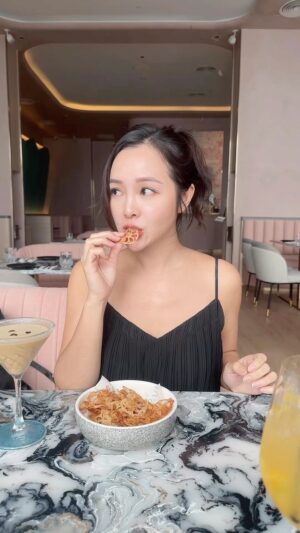 Apple Chan Instagram - You can easily tell if I’m enjoying my food
Which version do you prefer if on a date with me? 😜
我粗鲁你会喜欢吗？