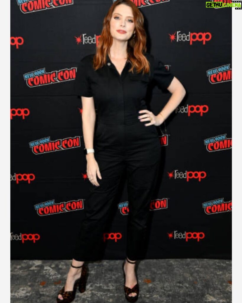 April Bowlby Instagram - Yahoooo! #nyccomicon Thank you for a whirlwind of fun 💄 @tobimakeup 👩🏼‍🦰 @matthewmonzon 👗 @rivetutility 💍 @bondeyejewelry 👠 @paige Styled by @iamsaraacevedo @dcdoompatrol Season 4 💥💚 @hbomax