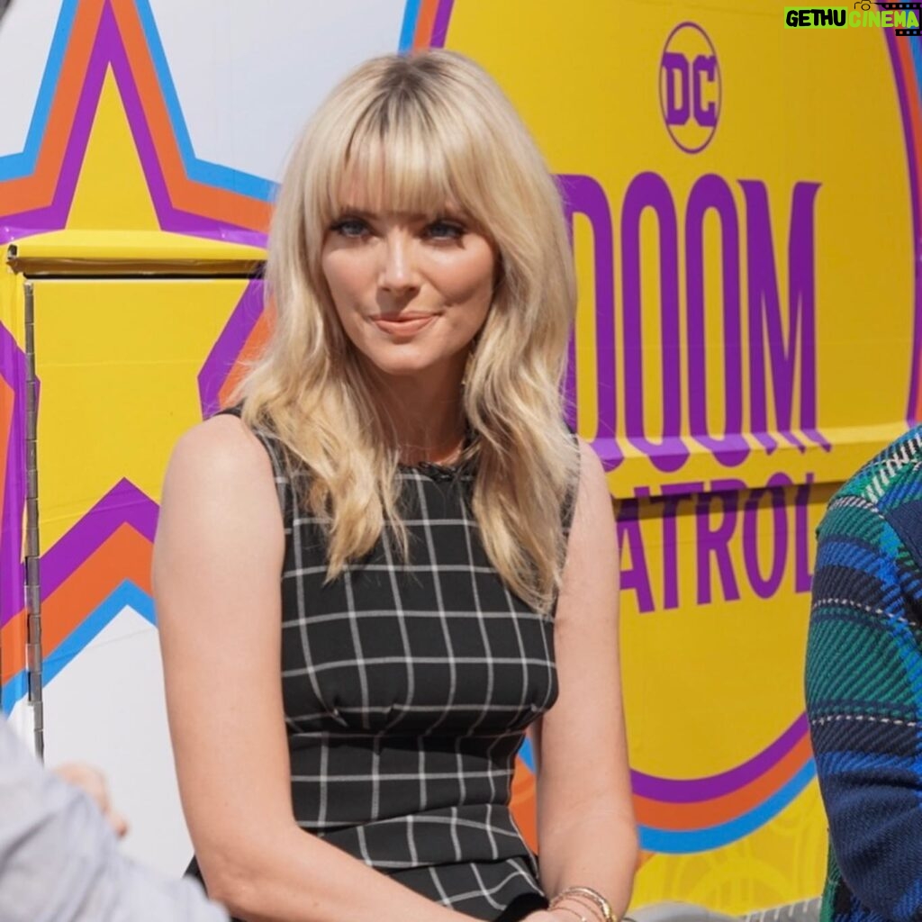 April Bowlby Instagram - The best time @nycomiccon 💥 @peggyhartanto 👗 @maisonmiru 💍 @tobimakeup 💄 @seijinyc 💇🏼‍♀️ @iamsaraacevedo - stylist Thank you @hbomax @dcdoompatrol @neonkiteent 🪁