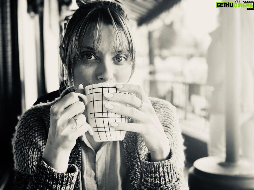 April Bowlby Instagram - Un café, s’il vous plaît. 📸 @matthewcookeofficial