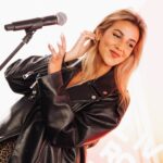 April Ivy Instagram - Comecei na indústria da música com 16 anos, e estou quase com 10 anos de carreira (como é que é possível @nelsoncunha 😮‍💨) . A verdade é que não me lembro de vida sem música, e não me lembro de música sem @rockinrio . Após o meu showcase na conferência de imprensa contei à Roberta que não perco um ano de festival desde os meus 13 anos, e estar neste cartaz é um sonho tornado realidade. Tenho estado meio desaparecida sim, mas porque decidi que não quero lançar música só porque sim. Estou a dar tudo de mim para que este disco vos apresente a outro lado da April, a Mariana - a Miley da Hannah 😅 querem ouvir um bocadinho do que aí vem no meu concerto dia 23 no #SuperBockDigitalStage ? ❤️ swipe para o último slide para verem 13 year old Mariana na frontline do Ed Sheeran hihiii