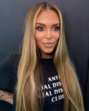 Arabella Drummond Instagram - Neutral make up tonight on beautiful @arabellad for @levis