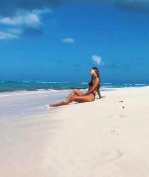 Arabella Drummond Instagram - We found absolute tranquility as we pulled up to an island called  Anguilla...friends, food and drink on the beach couldn’t of asked for more. Such an epic day! 
Feeling blessed I had the opportunity to do this trip the grey raining sky in London is NOT the one!! Roll on the spring sun ☀️💕 #anguilla #travelbug #wintergetaways #chasingsummer #bestbeaches