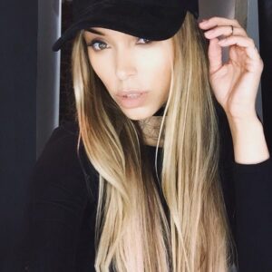 Arabella Drummond Instagram - The fitting room lighting @onebyonestore ✨✨ New @viacloudsuk suede caps in stock ❤️ #onebyonestore #viaclouds #suedecap