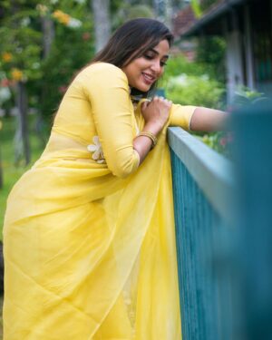 Aradhya Ann Instagram - Yellow is my favourite summer color - it makes me feel like a sunflower 
Wearing : @tharang.manju 
#aradhyaann #yellow #yellowflowers #yellowsaree #sunflower #sareelove #actor #design #designer