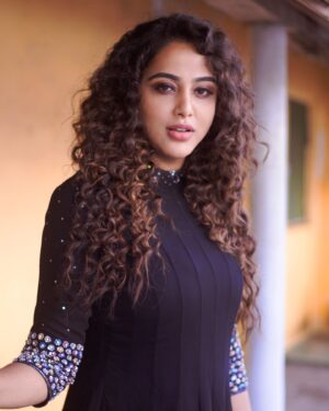 Aradhya Ann Instagram - Beauty is an attitude 🖤
🪡👗 @mehndicherthala
