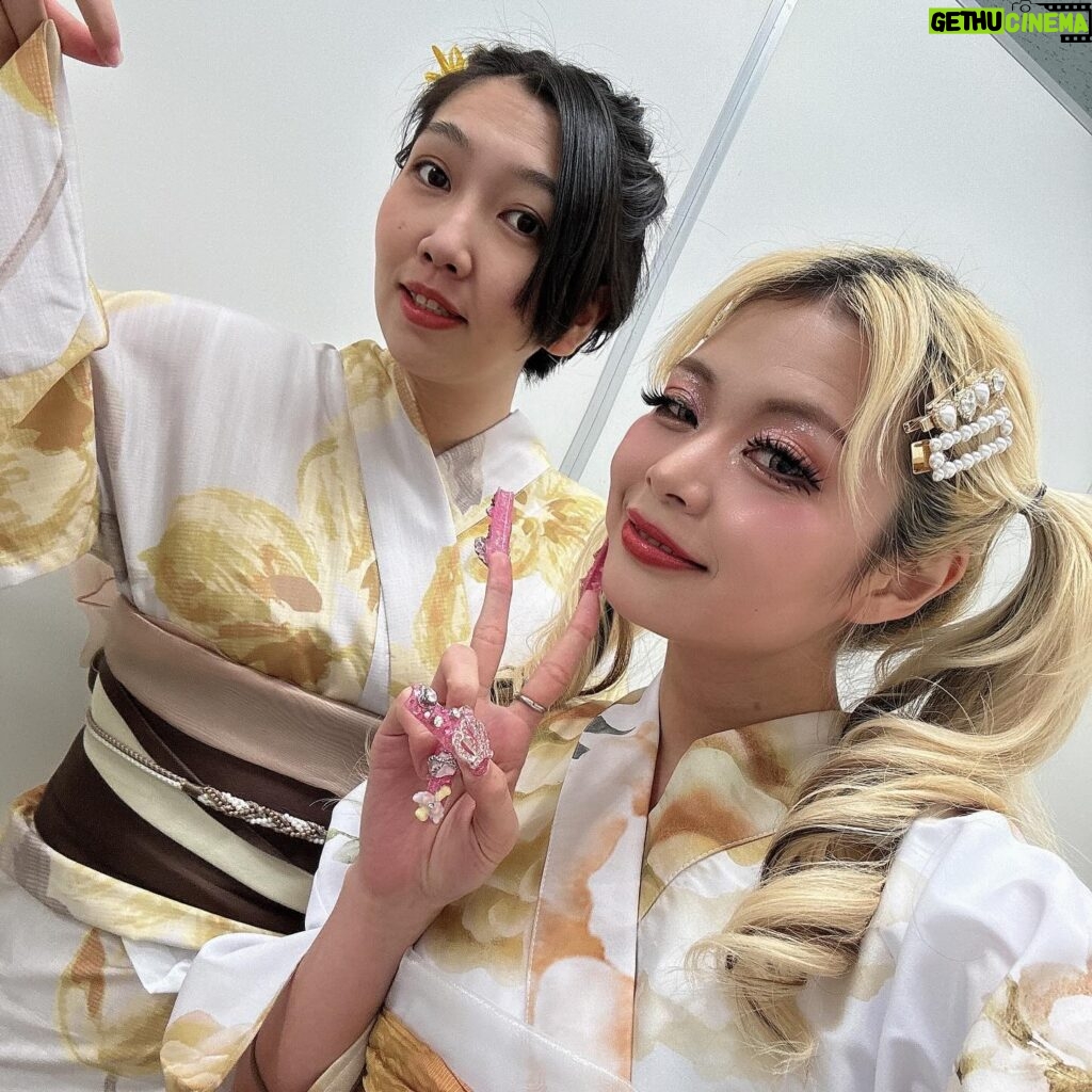 Arakawa Instagram - sugar nineブースありがとうございました💖💖💖💖💖💖💖💖💖💖💖💖💖💖😭😭😭😭😭😭😭😭😭😭😭😭😭😭 2枚目はイェナさんとの写真です💖💖💖💖😍 ギャルネイルにすごい興味持ってくださって 「테바기다」テバギダ💖(やばい的な意味だと思われます)頂きました🤣💖💖💖 可愛すぎた‼️‼️‼️‼️‼️‼️‼️‼️‼️‼️ 絶対応援‼️‼️‼️‼️‼️‼️‼️‼️‼️‼️‼️‼️ 折田涼香ちゃん😭💖💖あなた様かわいすぎますります。 惚れました。同じ場所にえくぼありました。(アゲ) トークブースも一緒で最高でした😭💖😍‼️‼️‼️ ありがとう‼️‼️‼️‼️‼️‼️ み、、、みかにゃん⁉️⁉️ランウェイから降りてきたお姿見て 目飛び出るかと思って反射的に「みかにゃん？😡😡早よ写真撮ろ😡かわいすぎ、😡😡」ってキレてしまいました...（笑） いい加減にして、いつも圧倒的美で殴ってくれてありがとう(怖) 盛山さーーん‼️‼️‼️‼️ 見取り図さんMCお疲れ様でした🥹💖💖💖💖‼️‼️‼️ 我ら吉本なり卍💪💪💪💪（笑） いろんなモデルさんうろうろする中、 2人肩身狭くて気づいたら写真撮ってましたね☺️💖💖爆笑 どんな状況も楽しめるのも含めてわたしは芸人最高って思います💖💖💖💖（笑） 盛山さんは唯一わたしのポジティブX投稿を褒めてくれるお方💐らぶ！！！ #関西コレクション