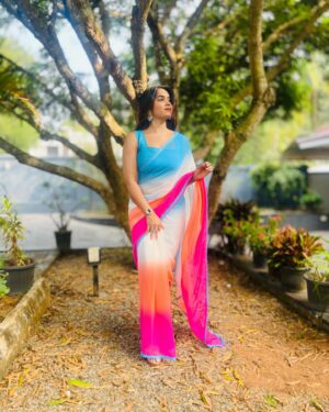 Arathy Sojan Instagram - 💙

🥻 @femiradesigns
#saree #drapes #new