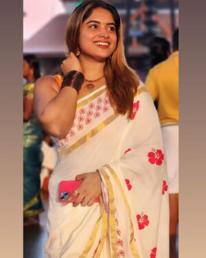 Arathy Sojan Instagram - Guruvayur Temple ✨

Saree @zaindhavi_designs 
Jewels @delicatediamon_jewelleryrental