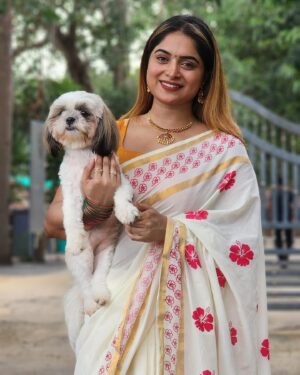 Arathy Sojan Instagram - Guruvayur Temple ✨

Saree @zaindhavi_designs 
Jewels @delicatediamon_jewelleryrental