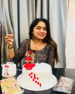 Arathy Sojan Instagram - Thank you very much! The cake was beautiful and delicious 😋
@celebro_vibez 🥰
👗 @zaindhavi_designs 🫶🏻