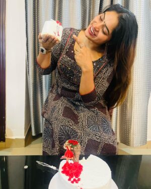 Arathy Sojan Instagram - Thank you very much! The cake was beautiful and delicious 😋
@celebro_vibez 🥰
👗 @zaindhavi_designs 🫶🏻