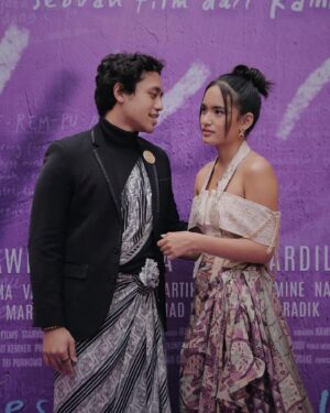 Arawinda Kirana Instagram - And now. The ‘YUNI’ film is in local theaters, starting today. Please go watch this film, and be a part of the movement to create a safe and liberating ecosystem for all women, men; all humans, everywhere.

#BerkainBersama

•Styled by @radinindranayaka
•Jacquard “Kebaya Kutubaru” by @houseofradinindra 
•Kain Batik Tulis Sutra Sawat Cirebonan from @vinaboestami private collection.
•Purple Sapphire-Diamonds by @dior from Siregar family private collection.
•Diamond-studded Gold from @dina.p.siregar private collection. 
•Makeup by @raraendoh #MakeupbyRaraEndoh
•Nails by @dandelionid
•Hair by @krisna_endi
•Fashion Assistant @ainie_anggun
•Photos by @billzaidan @xrifaldi
