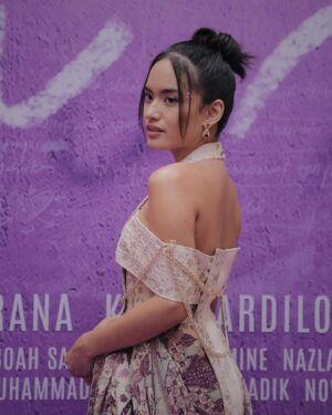 Arawinda Kirana Instagram - And now. The ‘YUNI’ film is in local theaters, starting today. Please go watch this film, and be a part of the movement to create a safe and liberating ecosystem for all women, men; all humans, everywhere.

#BerkainBersama

•Styled by @radinindranayaka
•Jacquard “Kebaya Kutubaru” by @houseofradinindra 
•Kain Batik Tulis Sutra Sawat Cirebonan from @vinaboestami private collection.
•Purple Sapphire-Diamonds by @dior from Siregar family private collection.
•Diamond-studded Gold from @dina.p.siregar private collection. 
•Makeup by @raraendoh #MakeupbyRaraEndoh
•Nails by @dandelionid
•Hair by @krisna_endi
•Fashion Assistant @ainie_anggun
•Photos by @billzaidan @xrifaldi