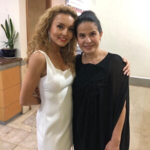 Arcelia Ramírez Instagram - Aquí con mi querida @angeliqueboyer, con quien está siendo un verdadero placer trabajar en @elamorinvencible, telenovela que estamos muy content@s de estrenar MAÑANA 20 de febrero a las 9:30 pm

No se la pierdan por @canalestrellas!!