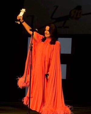 Arcelia Ramírez Instagram - Estoy profundamente agradecida con el Festival Internacional de Cine de Guadalajara @ficg por este magnífico reconocimiento, el Mayahuel de plata! Gracias a Estrella Araiza su directora, a los miembros del patronato, a todo el equipo que lo hace posible, muchas gracias!

Gracias @benitosantosoficial por este magnífico vestido para esta noche tan especial! 

#ficg